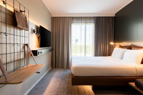Habitación Moxy con cama grande del hotel Moxy Paris Val D’europe. Foto 3
