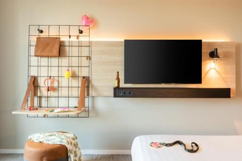 Habitación Moxy con cama grande del hotel Moxy Paris Val D’europe. Foto 4
