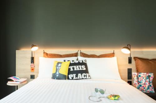 Habitación Moxy con cama grande del hotel Moxy Paris Val D’europe. Foto 5