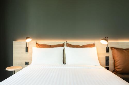 Habitación Moxy con cama grande del hotel Moxy Paris Val D’europe. Foto 6