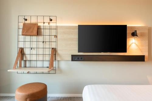 Habitación Moxy con cama grande del hotel Moxy Paris Val D’europe. Foto 8