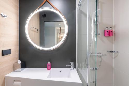 Habitación Moxy con cama grande del hotel Moxy Paris Val D’europe. Foto 9