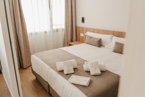 Suite con cama extragrande del hotel Eszentrico Suites Jerez. Foto 3