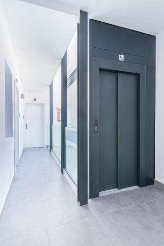 Habitación doble Interior Vista Patio 1 Cama doble 2 sofás camas del hotel Open Sea Suites