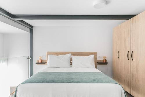 Habitación doble Interior Vista Patio 1 Cama doble 2 sofás camas del hotel Open Sea Suites. Foto 2