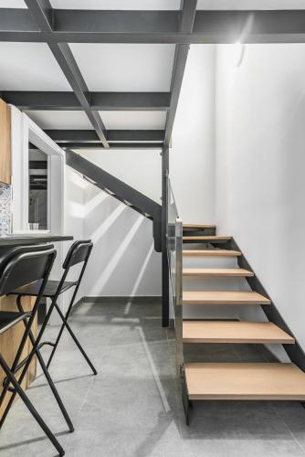 Habitación doble Interior Vista Patio 1 Cama doble 2 sofás camas del hotel Open Sea Suites. Foto 4