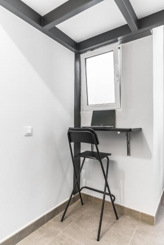 Habitación doble Interior Vista Patio 1 Cama doble 2 sofás camas del hotel Open Sea Suites. Foto 5