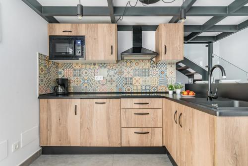 Habitación doble Interior Vista Patio 1 Cama doble 2 sofás camas del hotel Open Sea Suites. Foto 10