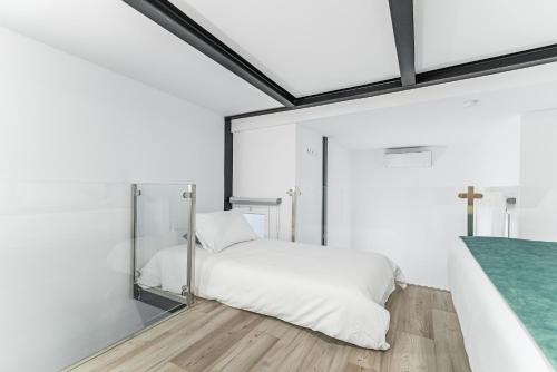 Habitación doble Interior Vista Patio 1 Cama doble 2 sofás camas del hotel Open Sea Suites. Foto 13