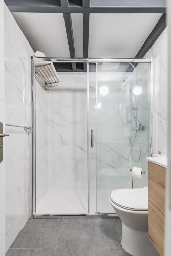 Habitación doble Interior 1 Cama king Vista Patio 2 sofás camas del hotel Open Sea Suites. Foto 5