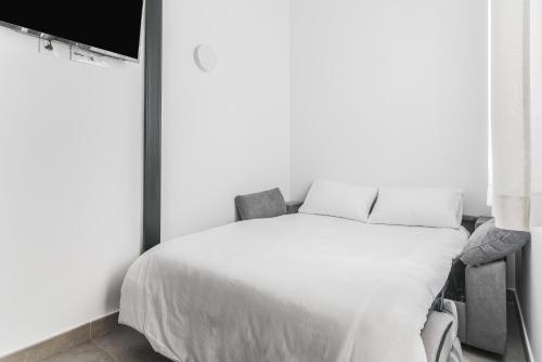 Habitación doble Interior Vista Patio 1 Cama doble 2 sofás camas del hotel Open Sea Suites. Foto 21