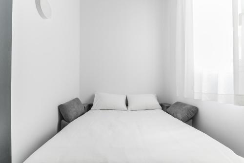 Habitación doble Interior Vista Patio 1 Cama doble 2 sofás camas del hotel Open Sea Suites. Foto 22