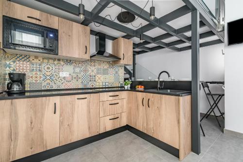 Habitación doble Interior Vista Patio 1 Cama doble 2 sofás camas del hotel Open Sea Suites. Foto 24