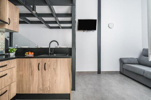 Habitación doble Interior Vista Patio 1 Cama doble 2 sofás camas del hotel Open Sea Suites. Foto 26