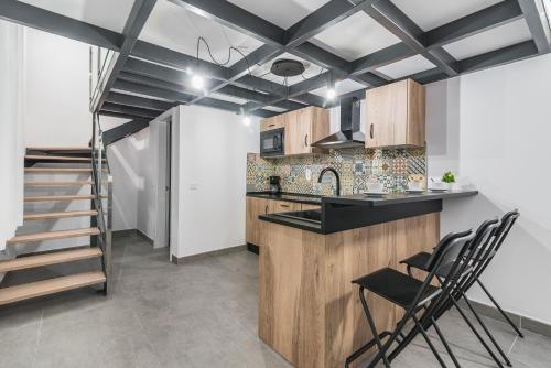 Habitación doble Interior 1 Cama king Vista Patio 2 sofás camas del hotel Open Sea Suites. Foto 23