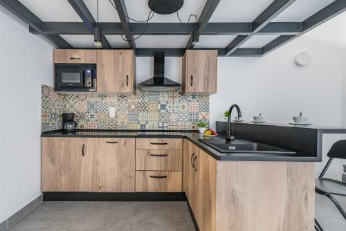 Habitación doble Interior 1 Cama king Vista Patio 2 sofás camas del hotel Open Sea Suites. Foto 24