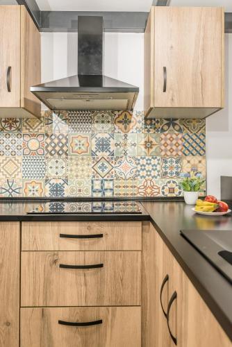 Habitación doble Interior 1 Cama king Vista Patio 2 sofás camas del hotel Open Sea Suites. Foto 25