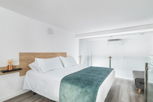 Habitación doble Interior 1 Cama king Vista Patio 2 sofás camas del hotel Open Sea Suites. Foto 27