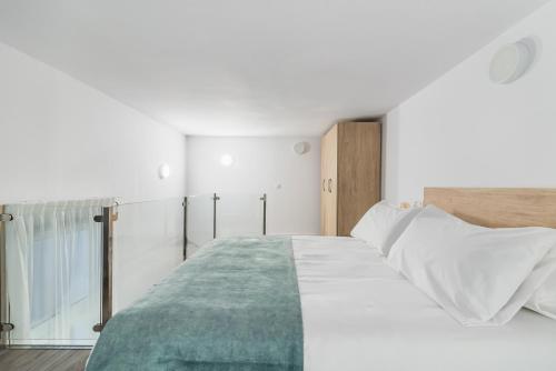 Habitación doble Interior 1 Cama king Vista Patio 2 sofás camas del hotel Open Sea Suites. Foto 28