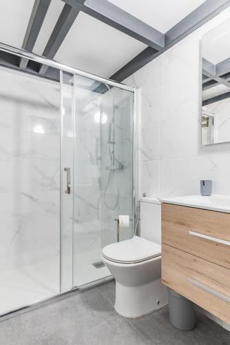 Habitación doble Interior 1 Cama king Vista Patio 2 sofás camas del hotel Open Sea Suites. Foto 30