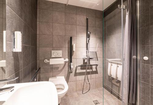 Habitación Cuádruple adaptada para personas con discapacidad del hotel B&B Geneva Airport. Foto 1