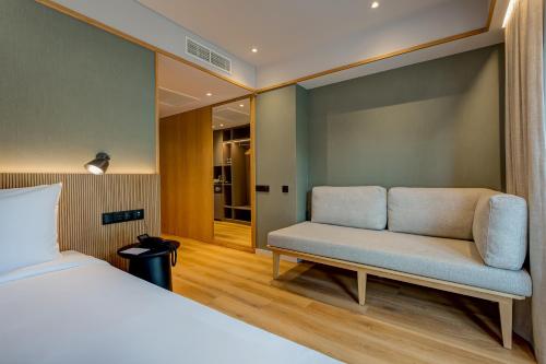 Habitación triple del hotel Acta The Clover