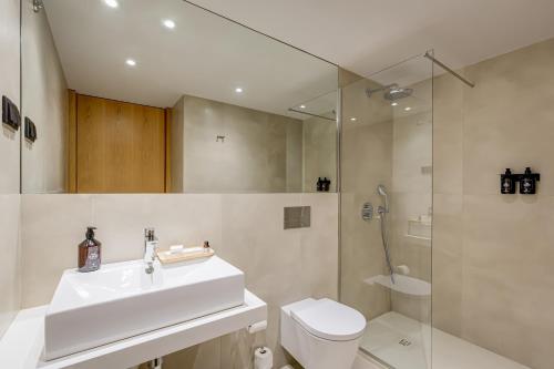 Habitación triple del hotel Acta The Clover. Foto 11