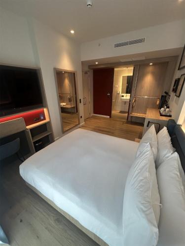 Habitación con cama grande adaptada para personas de movilidad reducida del hotel Hampton By Hilton Barcelona Fira Gran Via. Foto 4