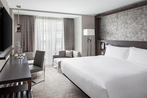 Superior King Room with Roll - in Shower - Mobility Accessible del hotel Envue, Autograph Collection