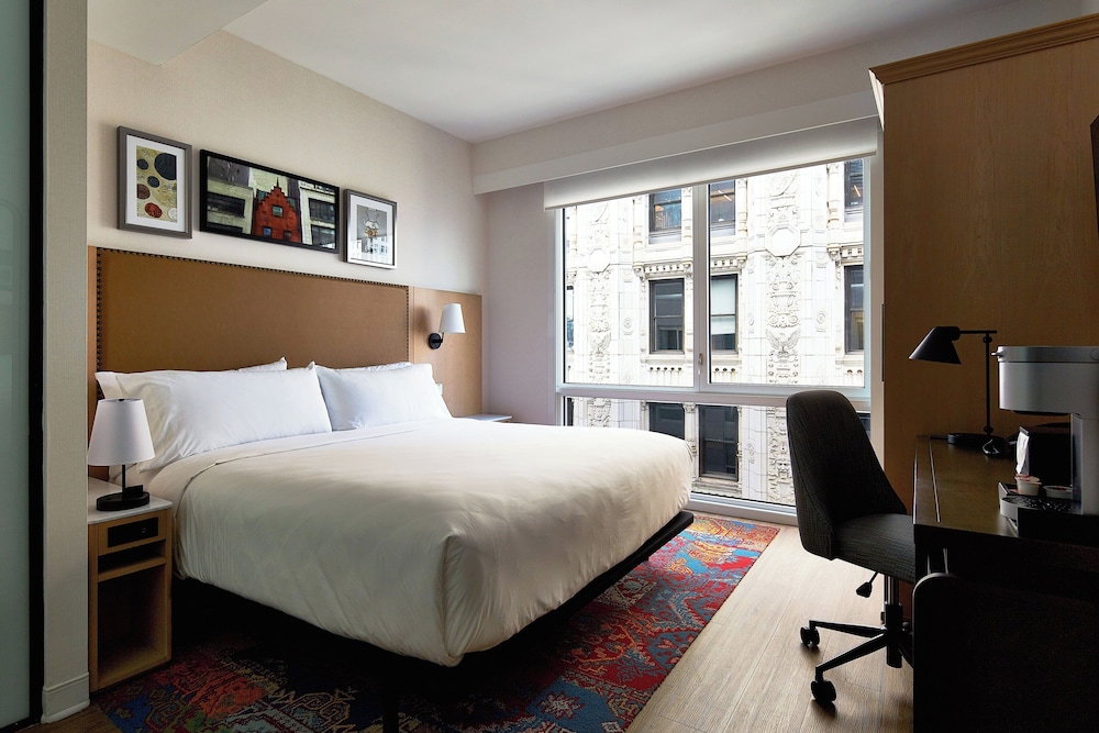 Habitación estándar, 1 cama de matrimonio grande, ducha con asiento, no fumadores (Transfer Shower) del hotel Indigo NYC Financial District, an IHG Hotel. Foto 4