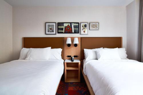 Habitación Estándar con ducha accesible en silla de ruedas adaptada para personas con movilidad reducida - 2 camas grandes del hotel Indigo NYC Financial District, an IHG Hotel