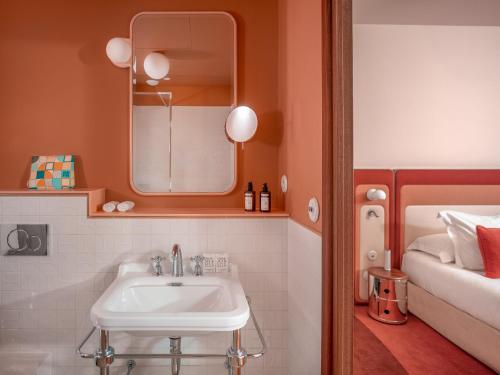 Habitación Doble Deluxe con acceso a la zona de bienestar y a la bañera de hidromasaje bajo petición - 1 o 2 camas del hotel Saint André Des Arts. Foto 1
