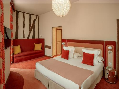 Habitación Prestige con acceso a la zona de bienestar y la piscina de hidromasaje (bajo petición) del hotel Saint André Des Arts