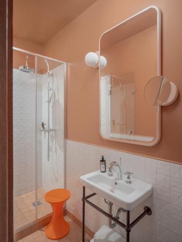 Habitación Prestige con acceso a la zona de bienestar y la piscina de hidromasaje (bajo petición) del hotel Saint André Des Arts. Foto 1