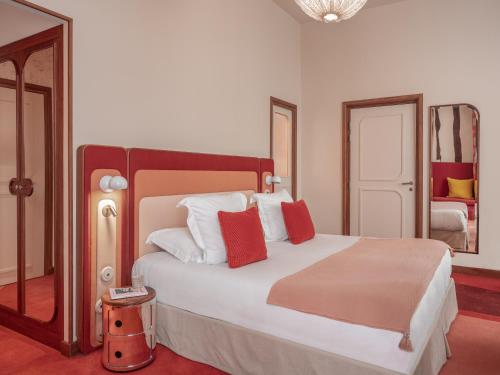 Habitación Prestige con acceso a la zona de bienestar y la piscina de hidromasaje (bajo petición) del hotel Saint André Des Arts. Foto 2