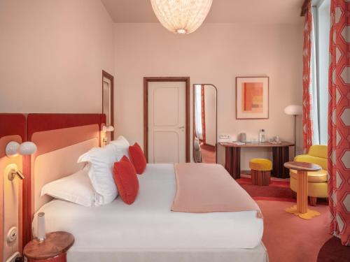 Habitación Prestige con acceso a la zona de bienestar y la piscina de hidromasaje (bajo petición) del hotel Saint André Des Arts. Foto 5