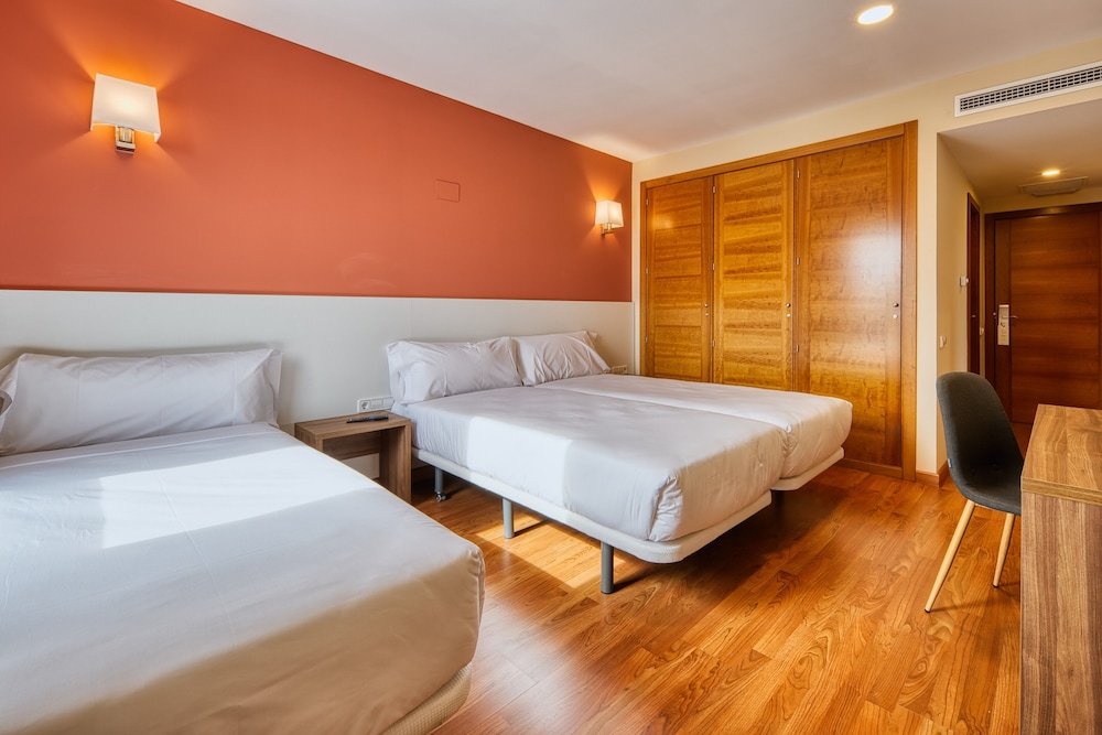 Habitación triple familiar del hotel Checkin Madrid Móstoles