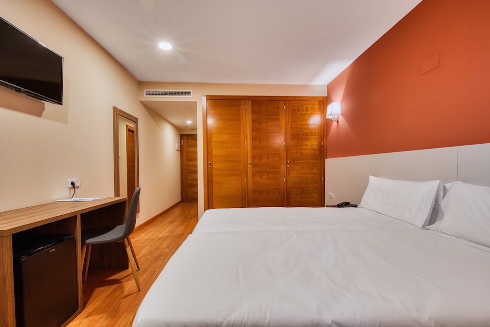 Habitación estándar doble, 2 camas individuales del hotel Checkin Madrid Móstoles. Foto 1