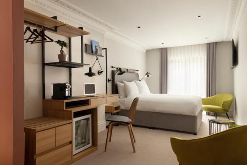 Habitación Superior con cama extragrande del hotel 55 by Le Mirage. Foto 1