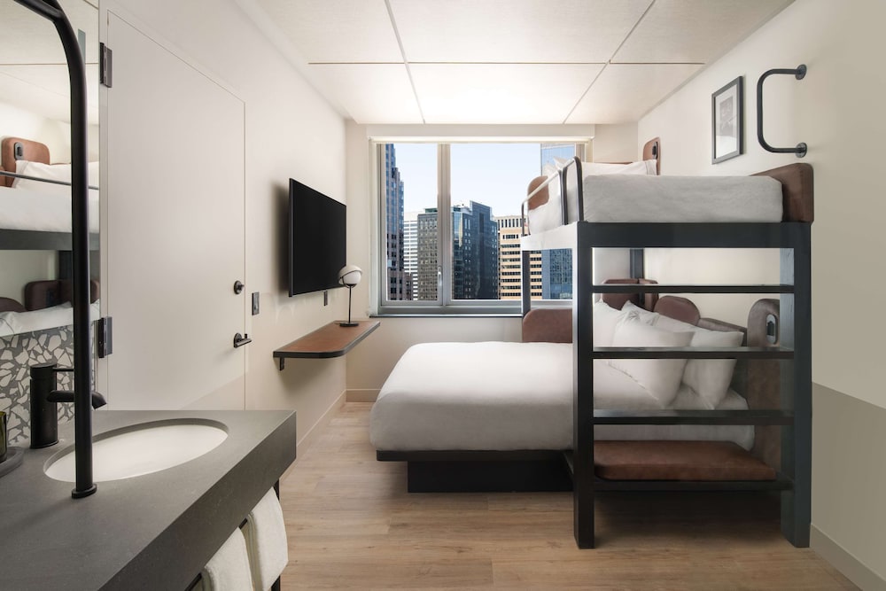 Bunkbeds, 1 Twin Bed over 1 Queen Bed del hotel Motto By Hilton New York City Times Square. Foto 1