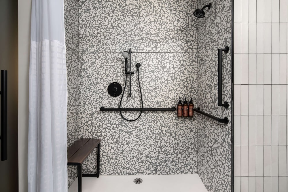 1 Queen Bed Accessible, Roll In Shower, Hearing Impaired del hotel Motto By Hilton New York City Times Square. Foto 4