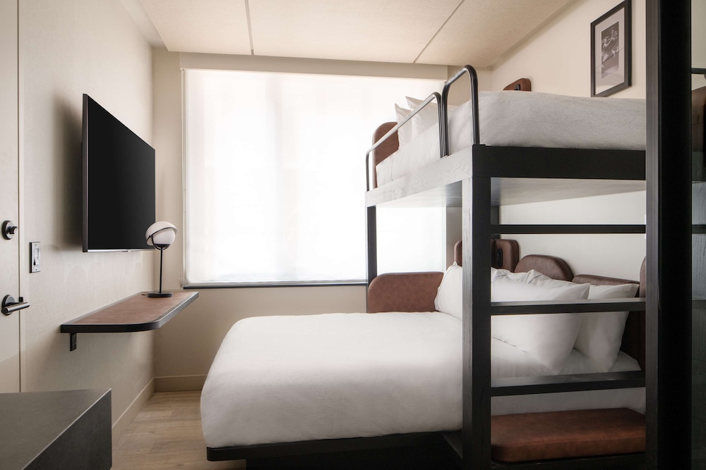 Suite familiar, varias camas, habitaciones comunicadas del hotel Motto By Hilton New York City Times Square. Foto 1