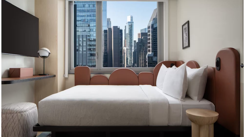 Suite familiar, varias camas, habitaciones comunicadas del hotel Motto By Hilton New York City Times Square. Foto 2