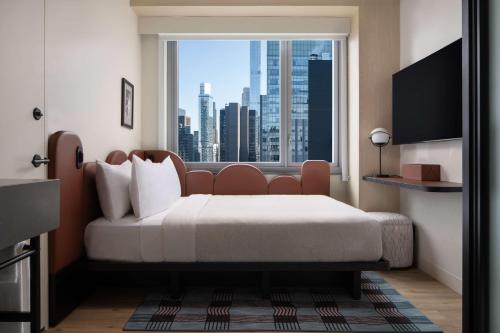 Habitación compacta con cama grande y vistas a la ciudad del hotel Motto By Hilton New York City Times Square. Foto 4