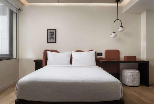 Habitación compacta con asistencia de comunicación y adaptado para personas con movilidad reducida - Cama extragrande del hotel Motto By Hilton New York City Times Square. Foto 1