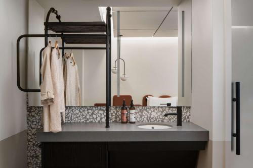 Habitación compacta con asistencia de comunicación y adaptado para personas con movilidad reducida - Cama extragrande del hotel Motto By Hilton New York City Times Square. Foto 3