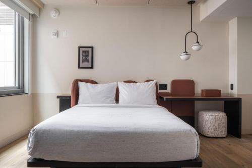 Habitación compacta con asistencia de comunicación y adaptado para personas con movilidad reducida - Cama extragrande del hotel Motto By Hilton New York City Times Square. Foto 6