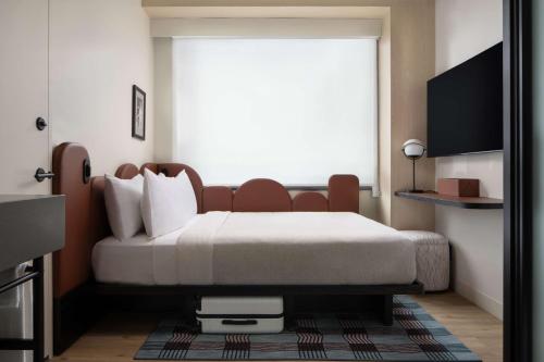 Habitación Compacta con cama grande del hotel Motto By Hilton New York City Times Square. Foto 6