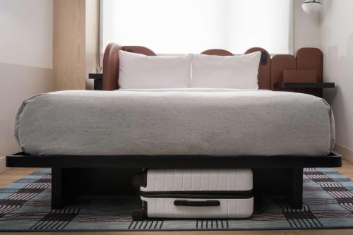 Habitación Compacta con cama grande del hotel Motto By Hilton New York City Times Square. Foto 9
