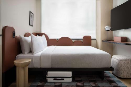Habitación Compacta con cama grande del hotel Motto By Hilton New York City Times Square. Foto 10